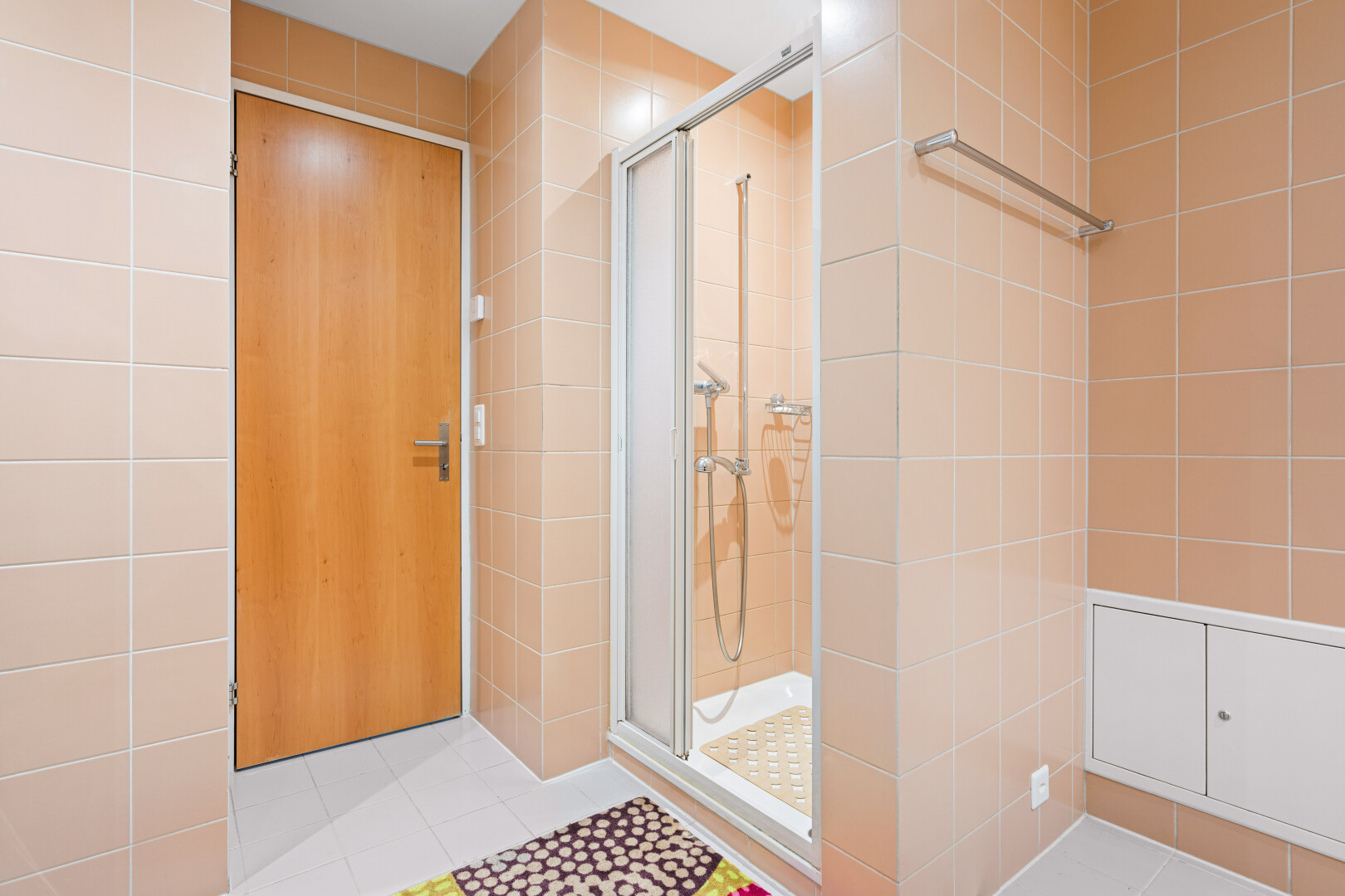bad mit dusche, komplettes badezimmer, fliesenwand, tile wall, und inside property