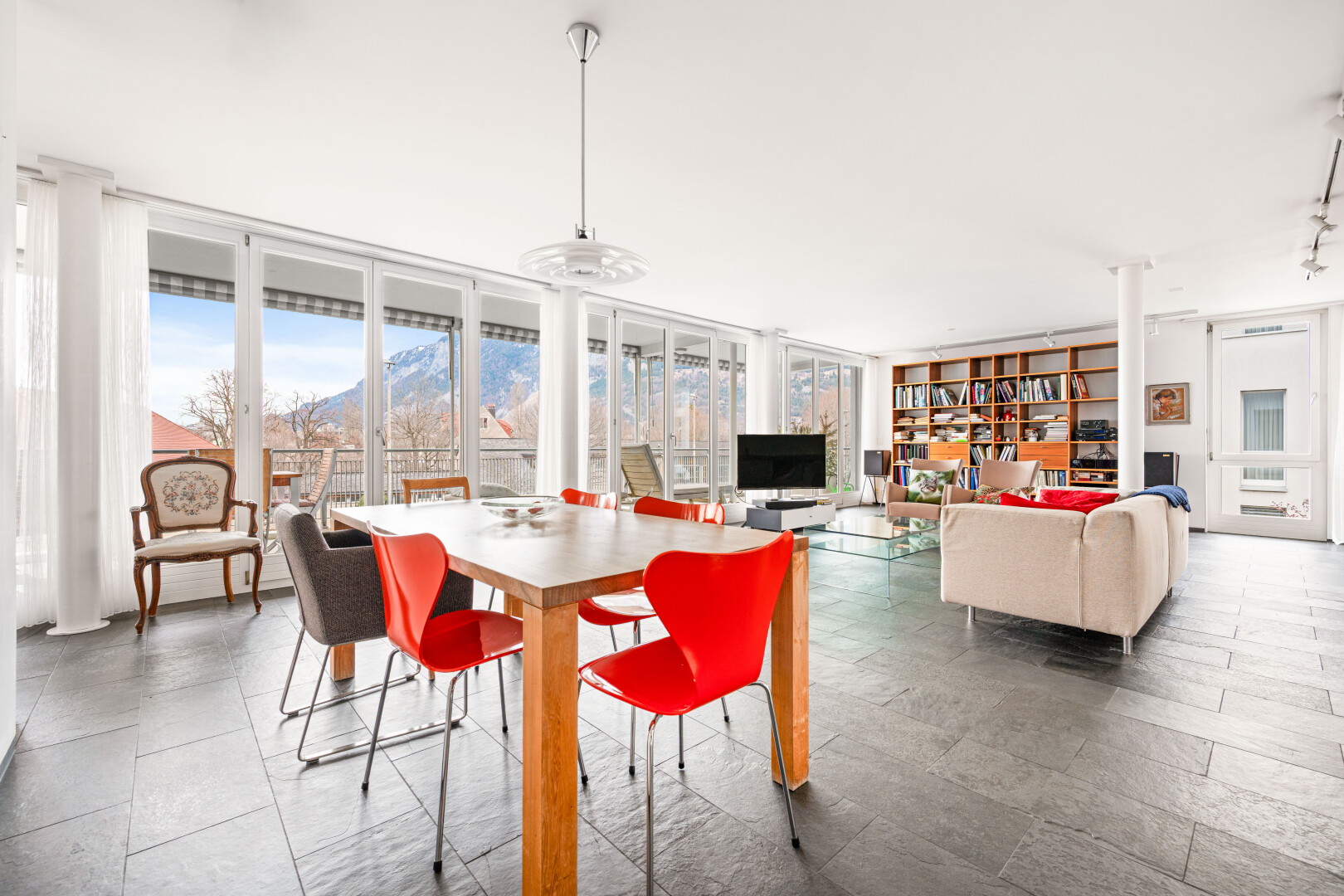 wohn- / esszimmer mit inside property, fernseher, bodendeckenfenster, floor ceiling windows, und natürliches licht