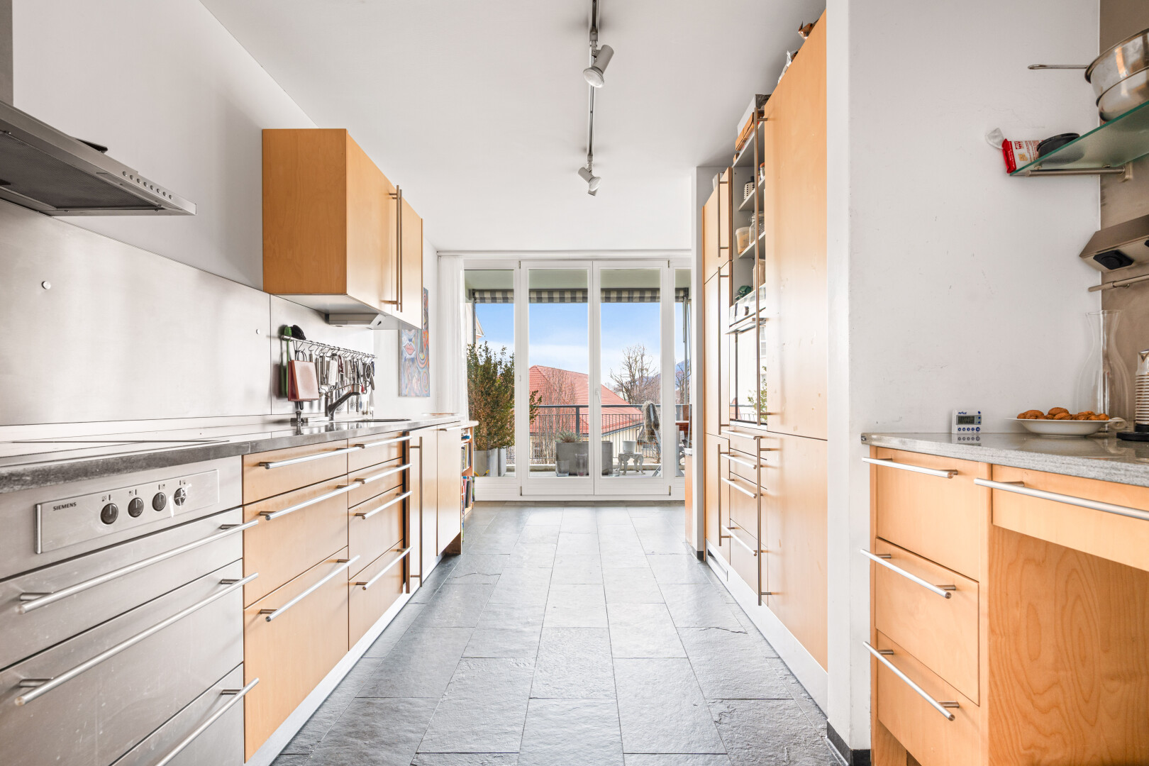 küche mit day time, dunstabzugshaube, hellbraune schränke, light brown cabinets, und inside property