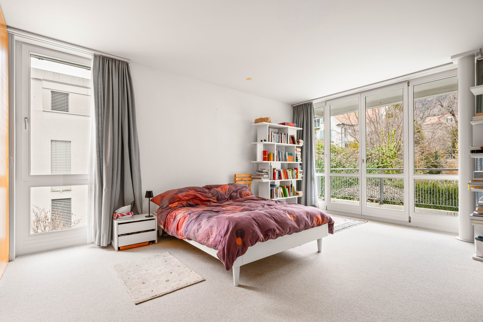 zimmer / schlafzimmer mit bodendeckenfenster, floor ceiling windows, gipskartonwand, drywall, und natürliches licht