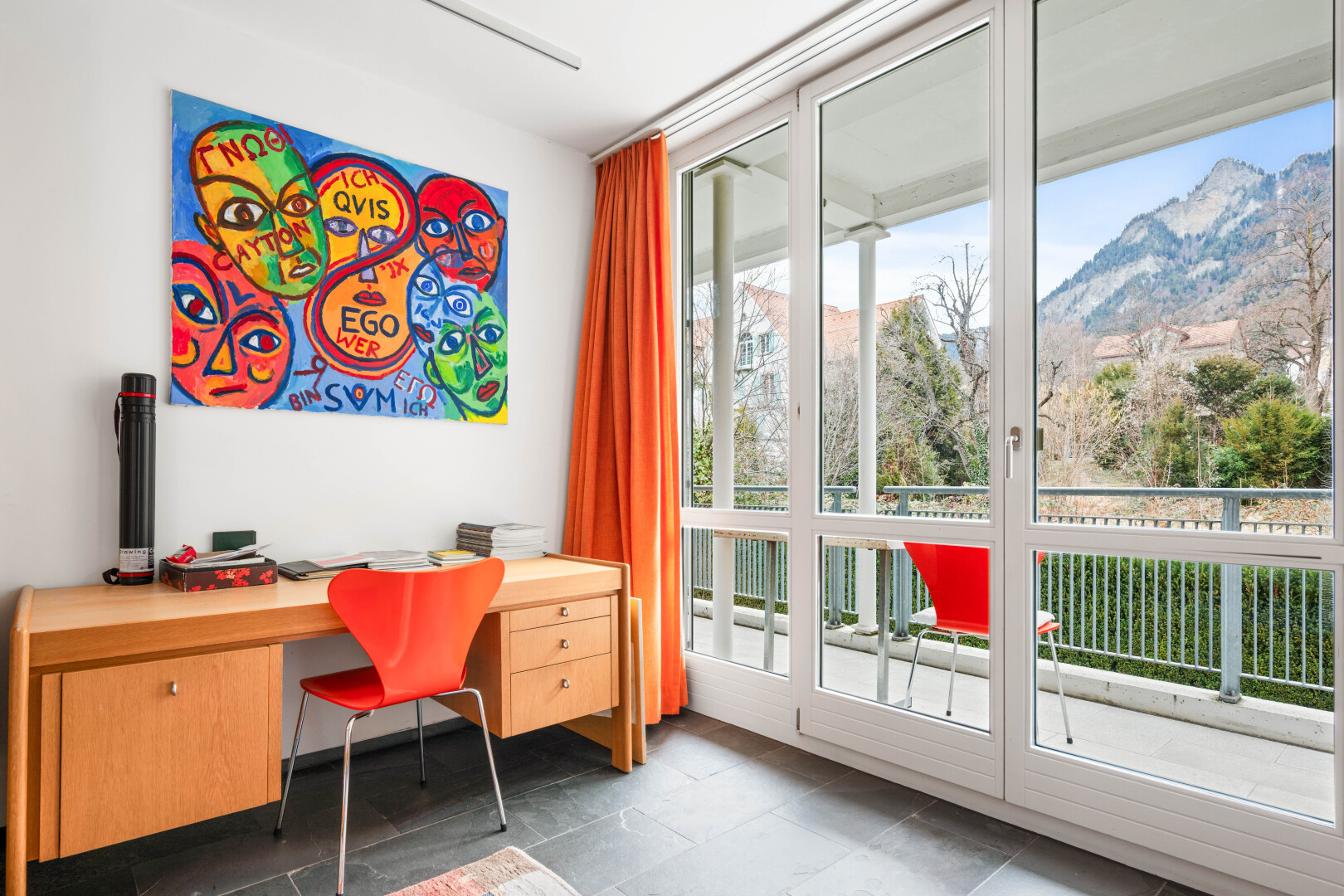 büro mit inside property, blick auf die berge, mountain view, bürobereich, und natürliches licht