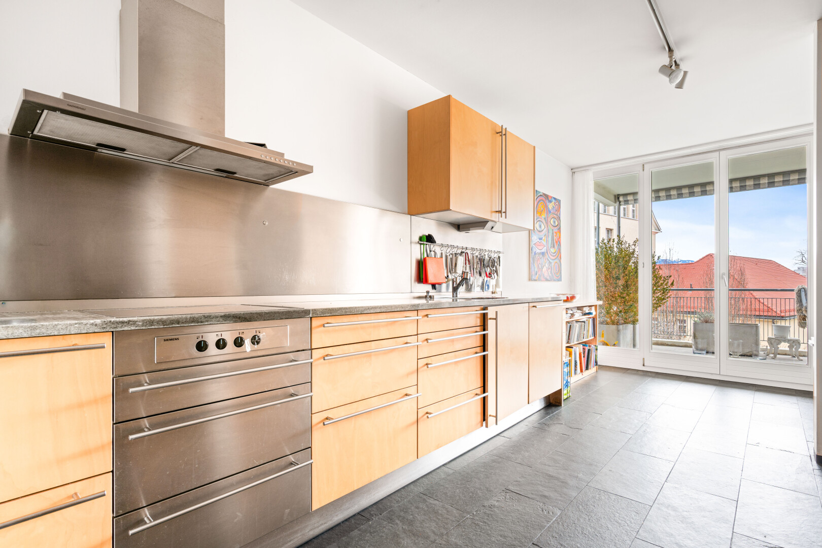 küche mit dunstabzugshaube, hellbraune schränke, light brown cabinets, natürliches licht, und natural light