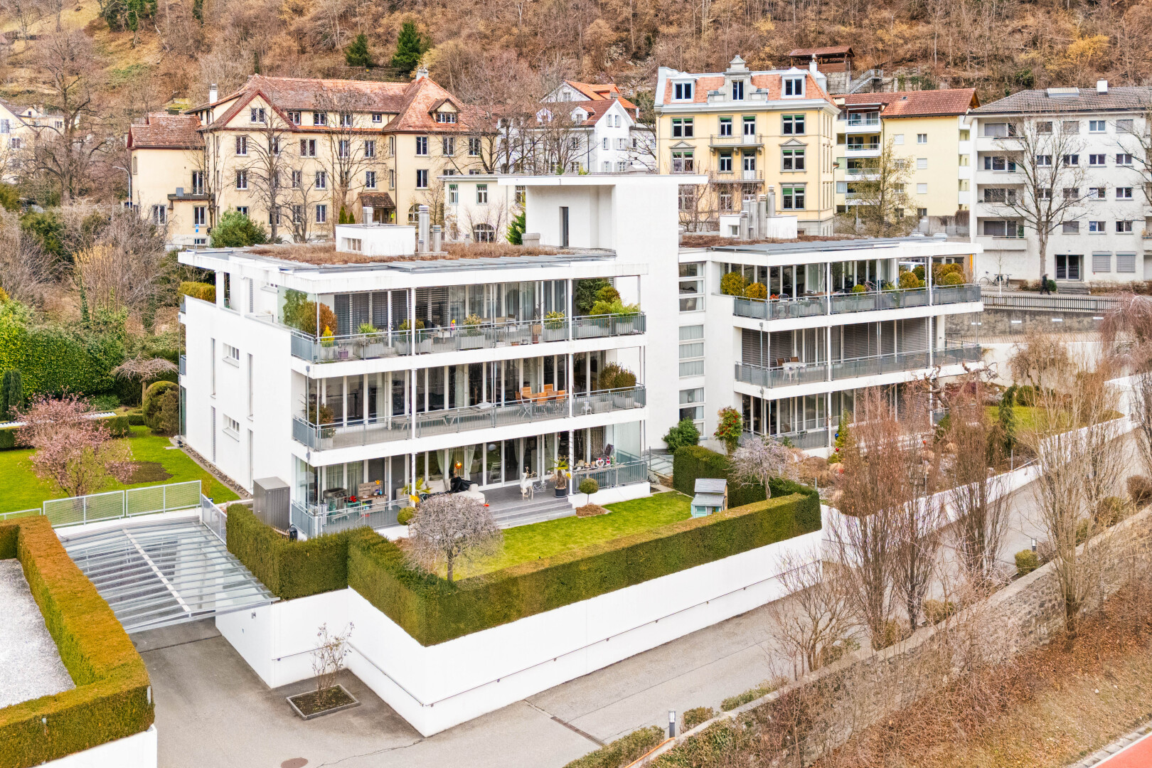 außenansicht mit blick auf wohnanlage und apartment complex view