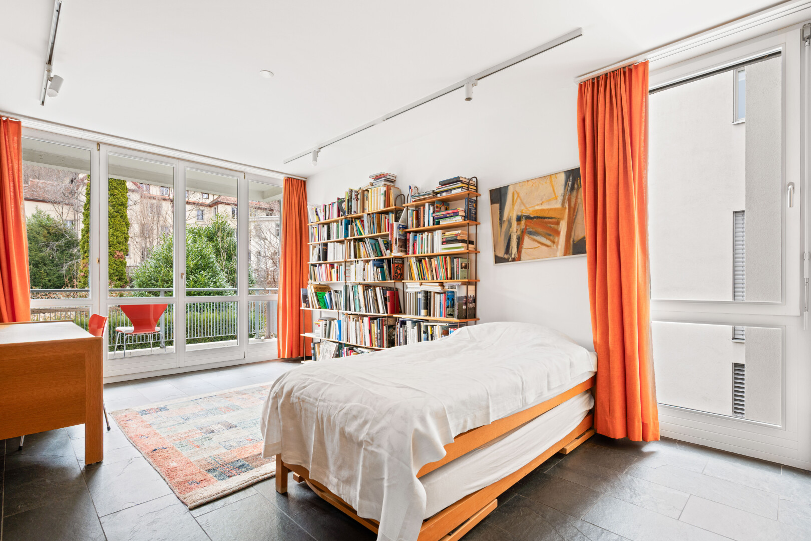 zimmer / schlafzimmer mit deckenbeleuchtung, track lighting, außenzugang, inside property, und gipskartonwand