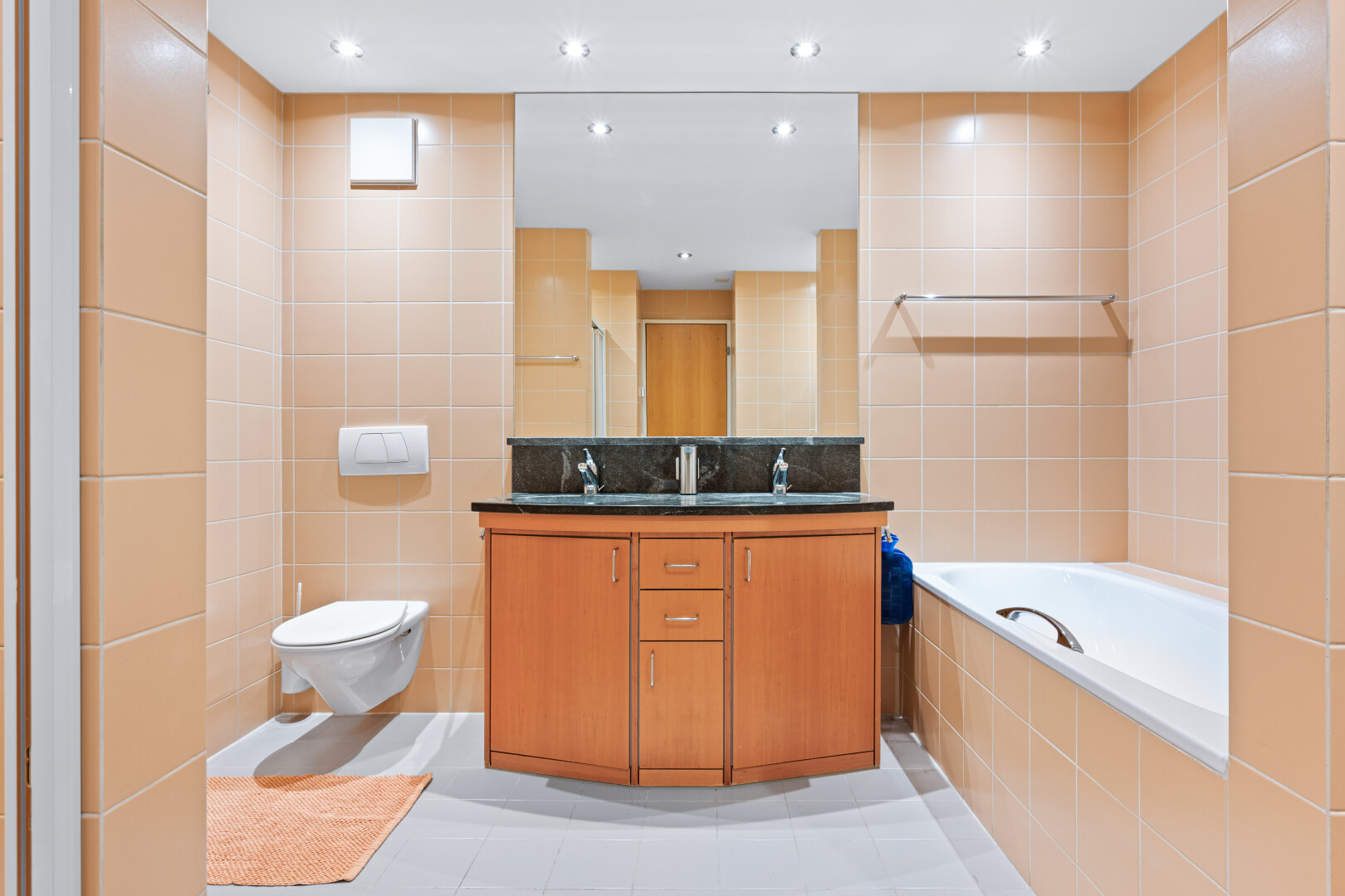 bad mit fliesenwand, tile wall, doppelwaschtisch, komplettes badezimmer, und fliesenboden