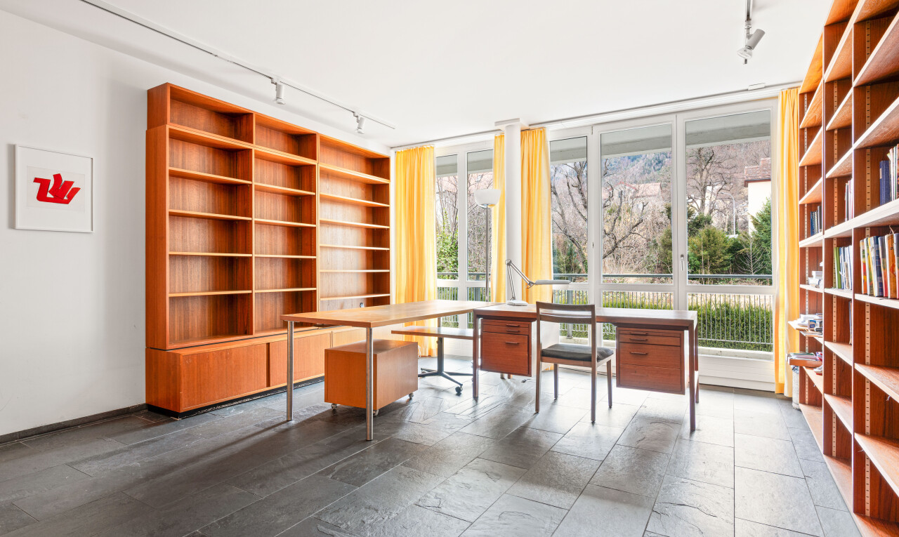 bureau avec track lighting, stone finish floor, stone tile, drywall, et inside community