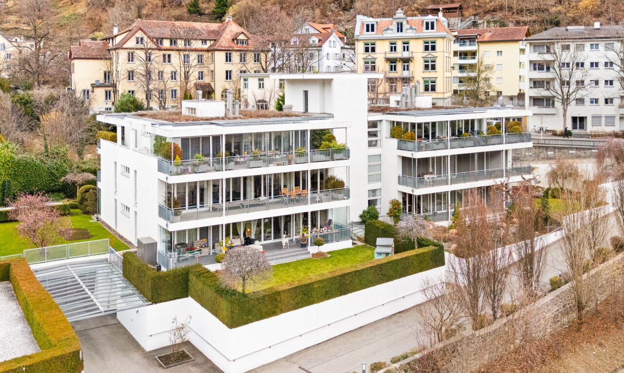 außenansicht mit blick auf wohnanlage und apartment complex view