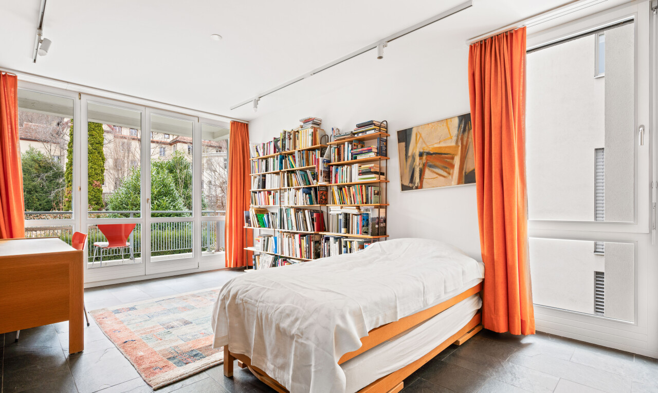 zimmer / schlafzimmer mit deckenbeleuchtung, track lighting, außenzugang, inside property, und gipskartonwand