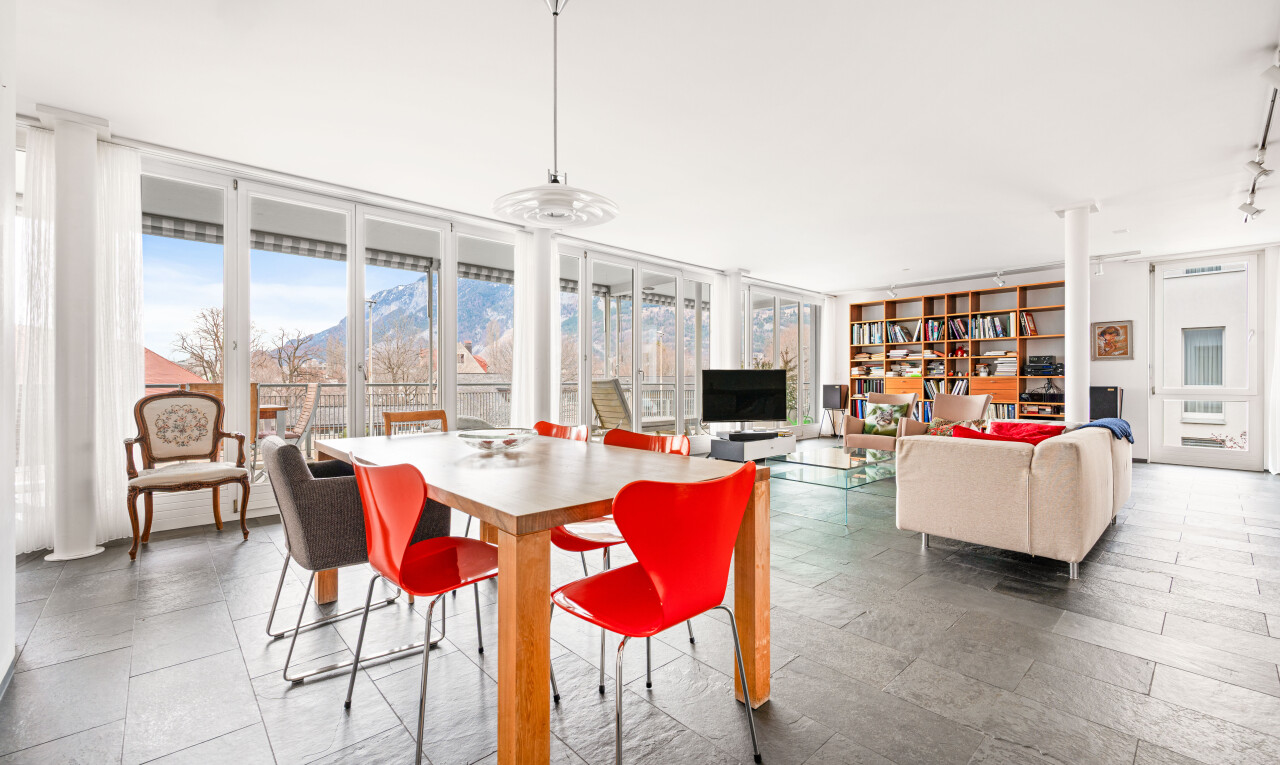 wohn- / esszimmer mit inside property, fernseher, bodendeckenfenster, floor ceiling windows, und natürliches licht