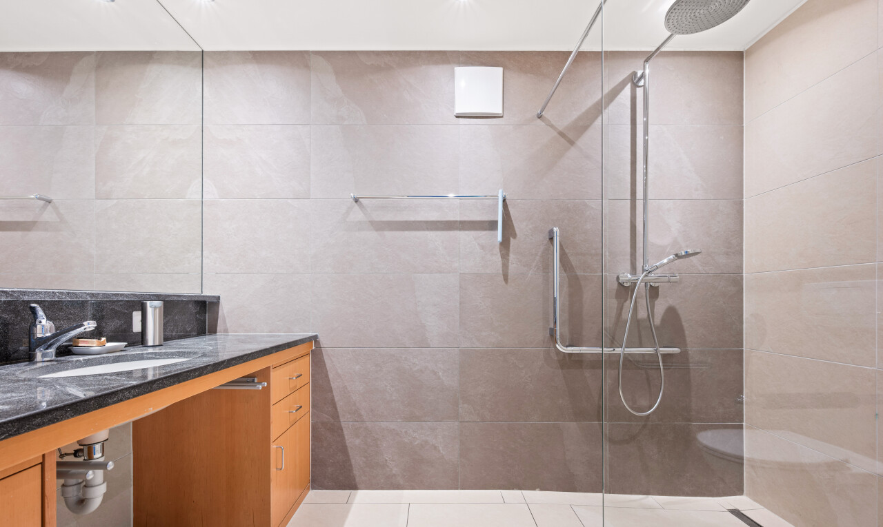 salle de bains avec lavabo (ou coiffeuse selon le contexte), salle de bain complète, douche, inside property, et évier