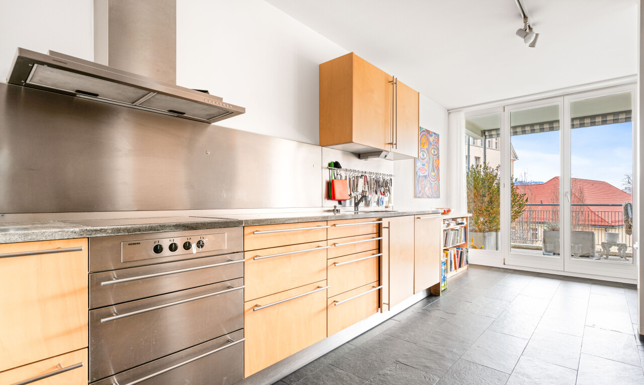 cuisine avec hotte, armoires marron clair, light brown cabinets, lumière naturelle, et natural light