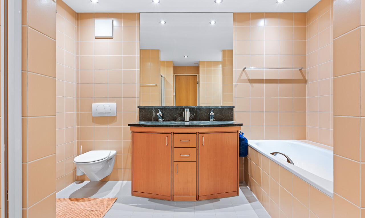 salle de bains avec mur en carrelage, tile wall, double vasque, salle de bain complète, et sol en carrelage