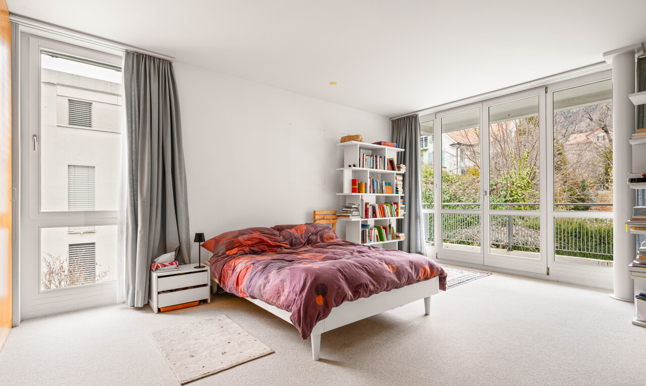 zimmer / schlafzimmer mit bodendeckenfenster, floor ceiling windows, gipskartonwand, drywall, und natürliches licht