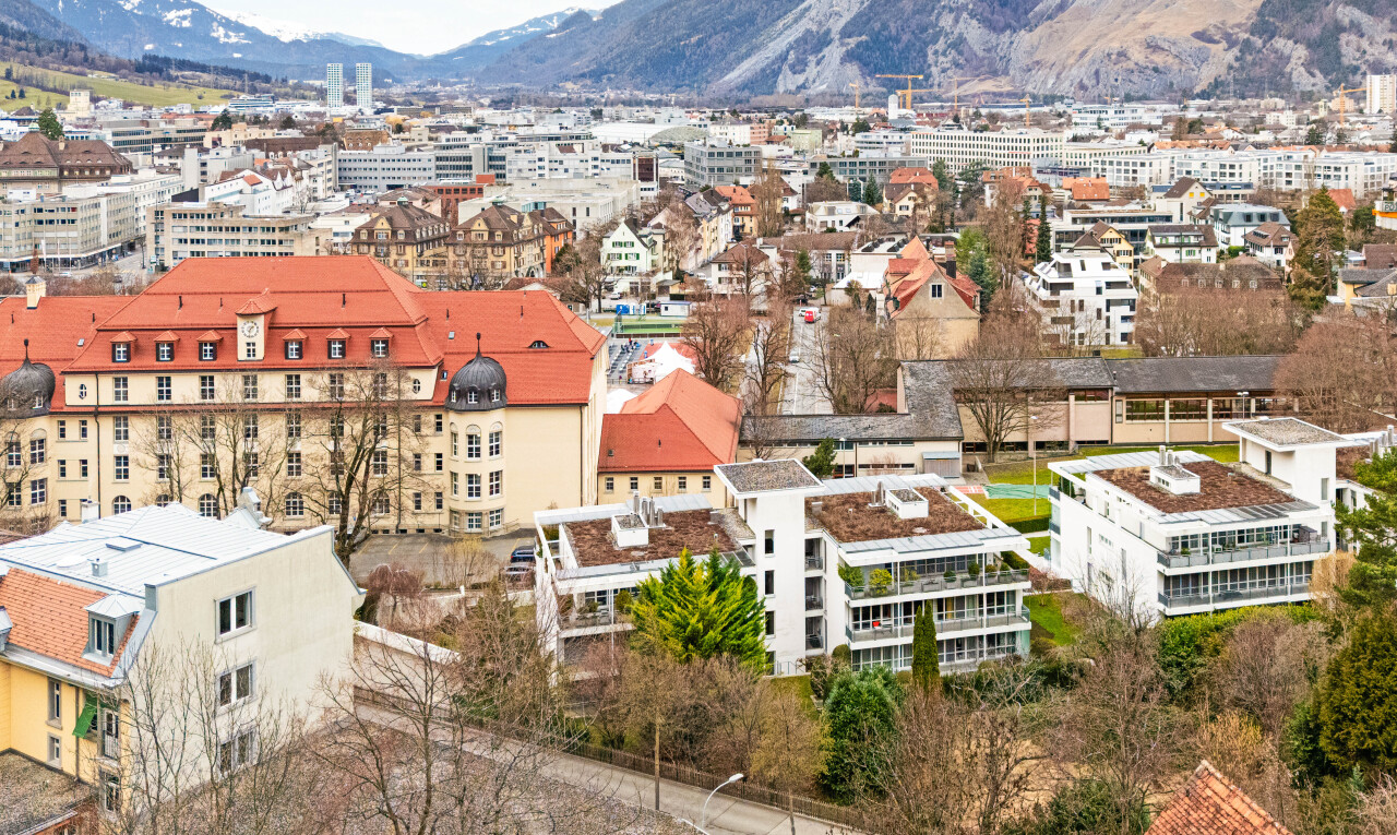 extérieur du bâtiment avec vue sur la montagne, mountain view, et day time