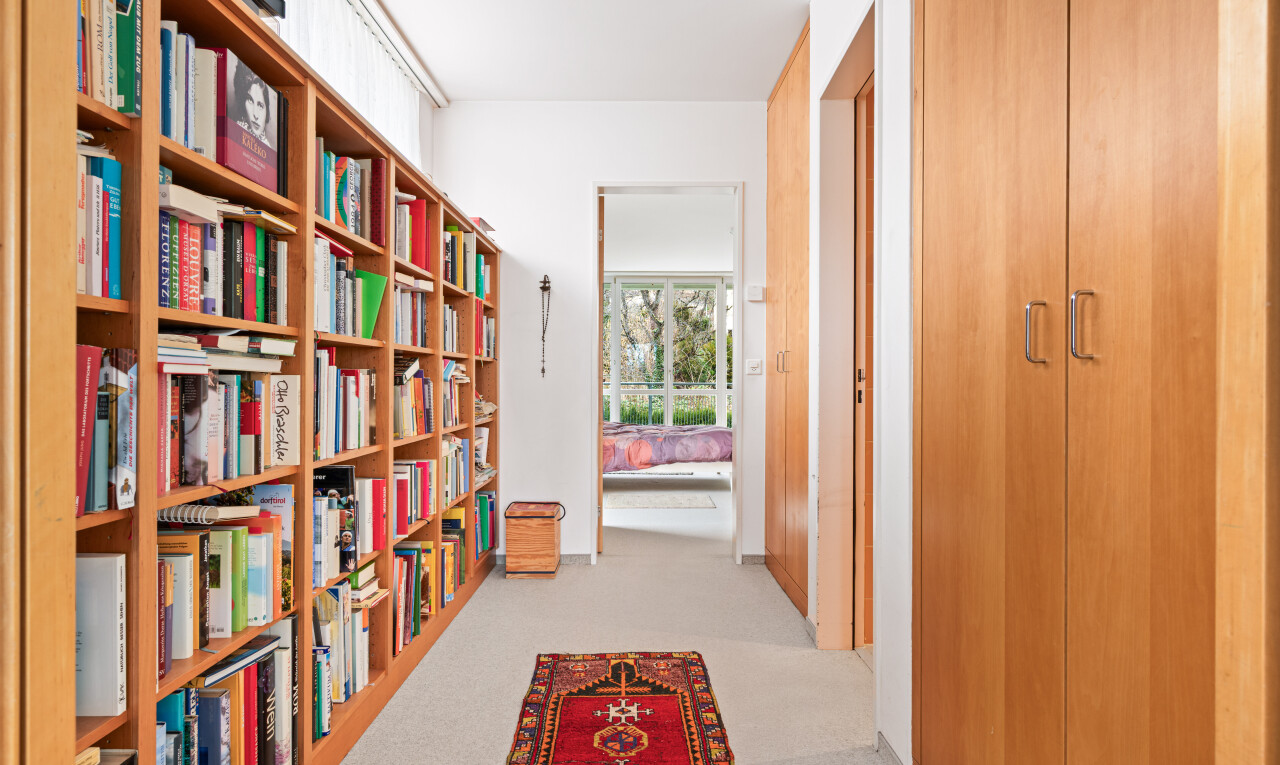 couloir avec cloison sèche, drywall, inside property, moquette, et carpet