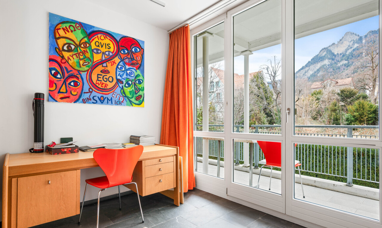 büro mit inside property, blick auf die berge, mountain view, bürobereich, und natürliches licht