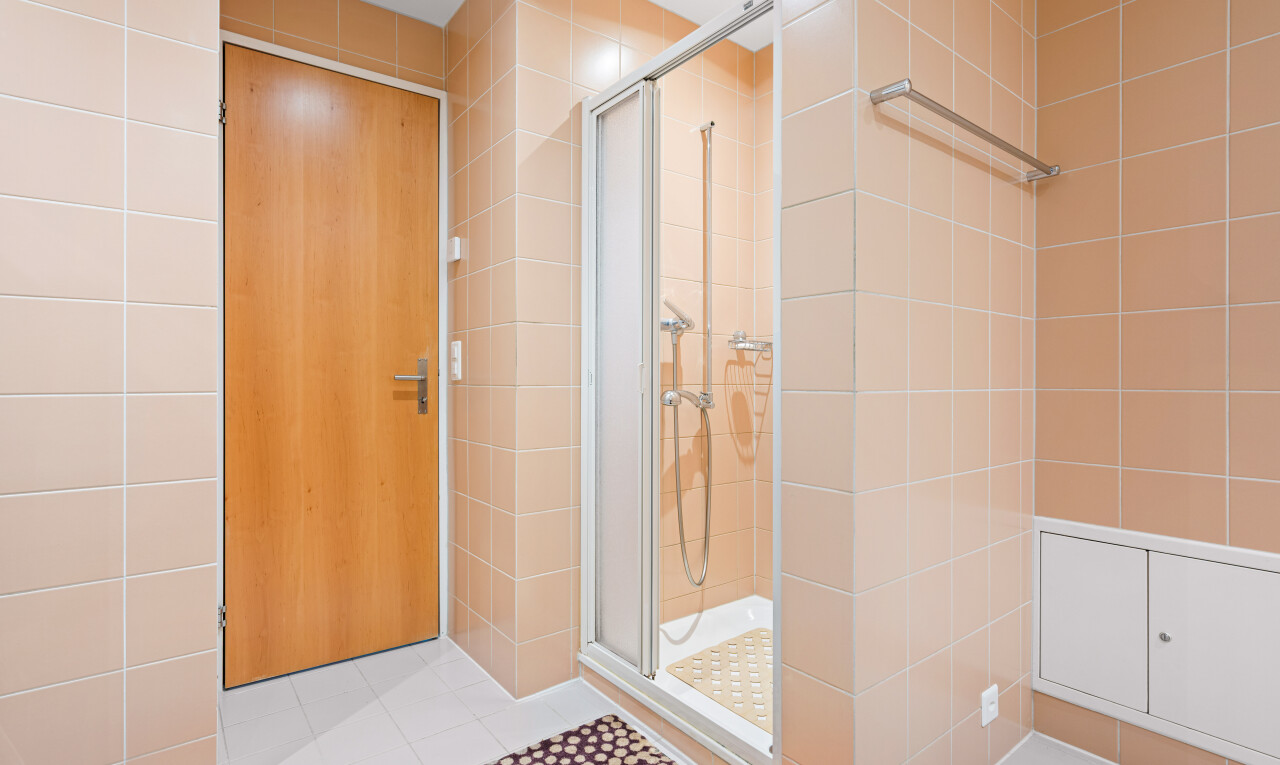 salle de bains avec douche, salle de bain complète, mur en carrelage, tile wall, et inside property
