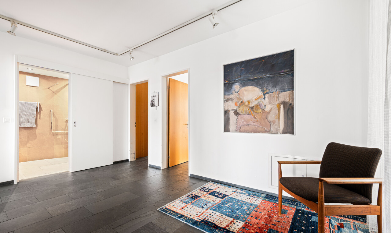 leerer raum mit deckenbeleuchtung, track lighting, inside property, gipskartonwand, und drywall