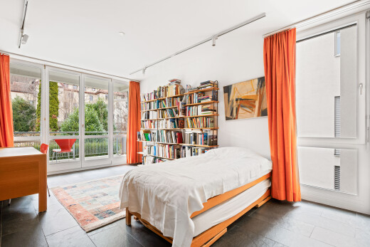 zimmer / schlafzimmer mit deckenbeleuchtung, track lighting, außenzugang, inside property, und gipskartonwand