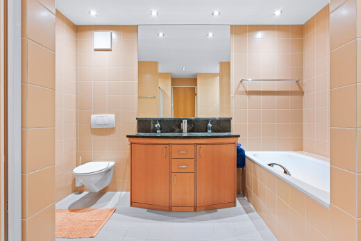 bad mit fliesenwand, tile wall, doppelwaschtisch, komplettes badezimmer, und fliesenboden