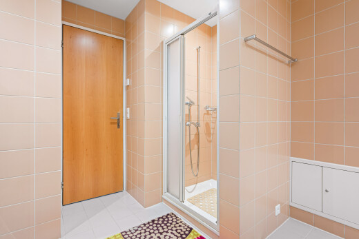 bad mit dusche, komplettes badezimmer, fliesenwand, tile wall, und inside property