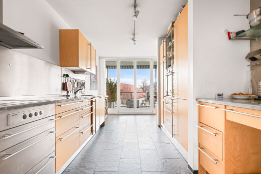 küche mit day time, dunstabzugshaube, hellbraune schränke, light brown cabinets, und inside property