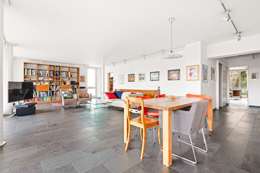 wohn- / esszimmer mit deckenbeleuchtung, track lighting, inside property, fernseher, und natürliches licht