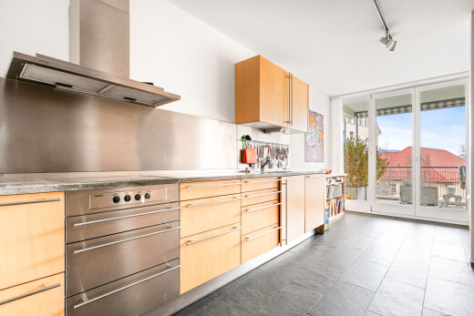 küche mit dunstabzugshaube, hellbraune schränke, light brown cabinets, natürliches licht, und natural light