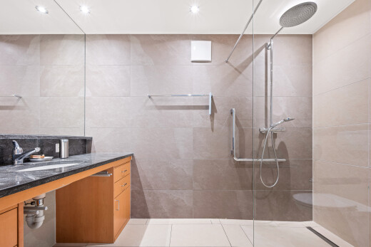 bad mit schminktisch, komplettes badezimmer, dusche, inside property, und waschbecken