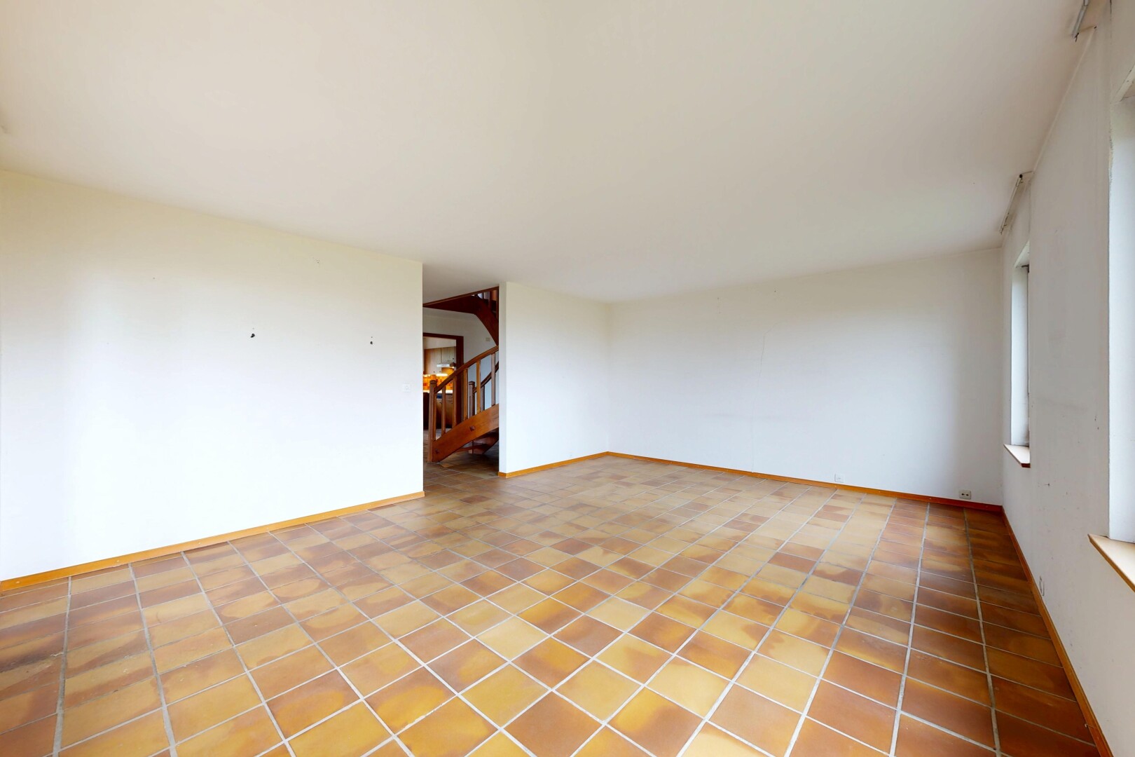 pièce vide avec escaliers, inside property, drywall, cloison sèche, et light floor