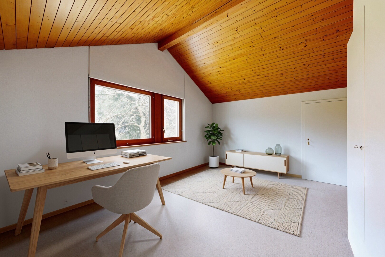 bureau avec plafond en bois, wood ceiling, inside property, télévision, et lumière naturelle