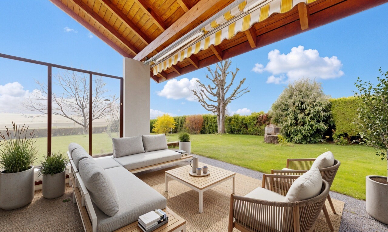 terrasse avec pelouse, espace de vie extérieur, from property, terrasse, et virtually staged