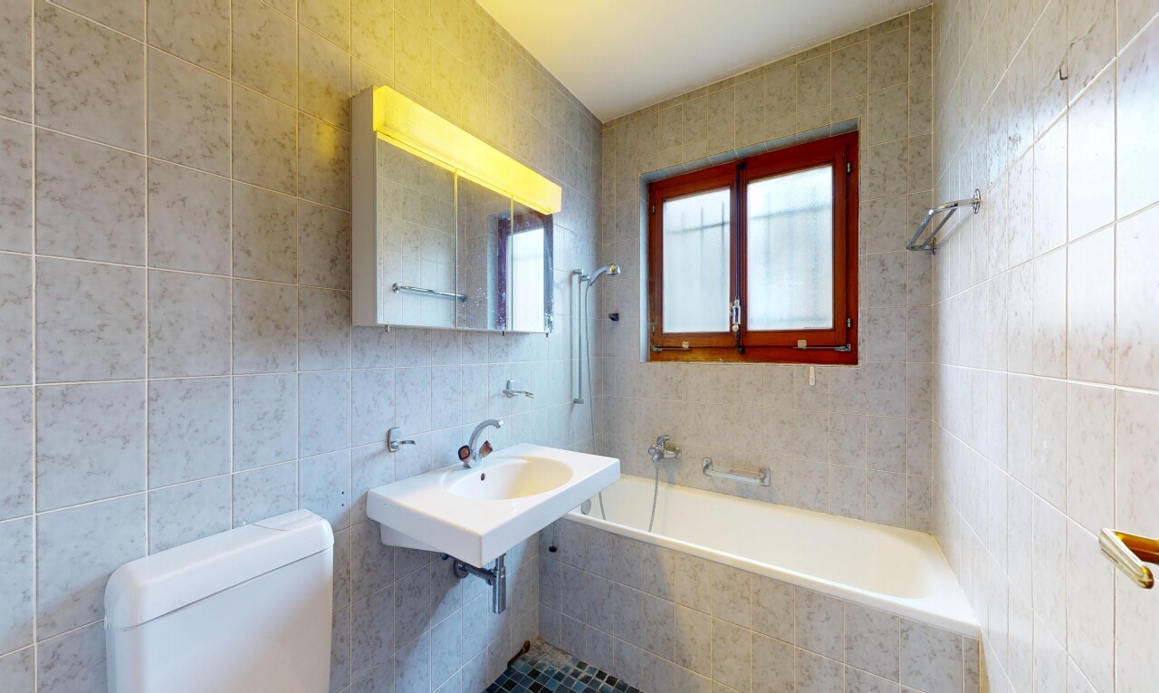 salle de bains avec mur en carrelage, tile wall, salle de bain complète, miroir, et toilette