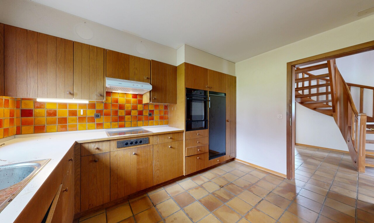 cuisine avec dosseret, backsplash, light floor, plans de travail, et light countertops