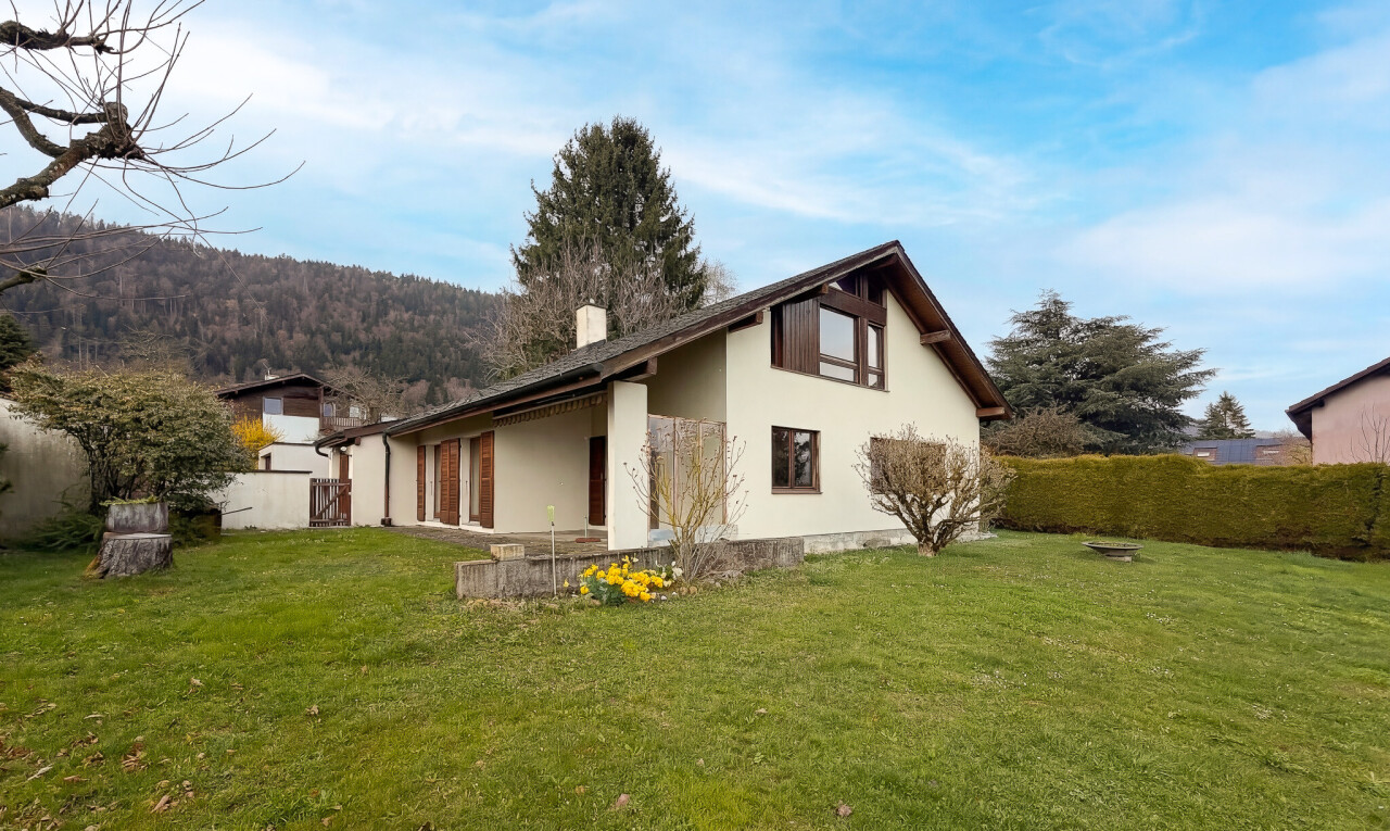 façade avec from property, pelouse, cheminée, bardage en stuc, et day time