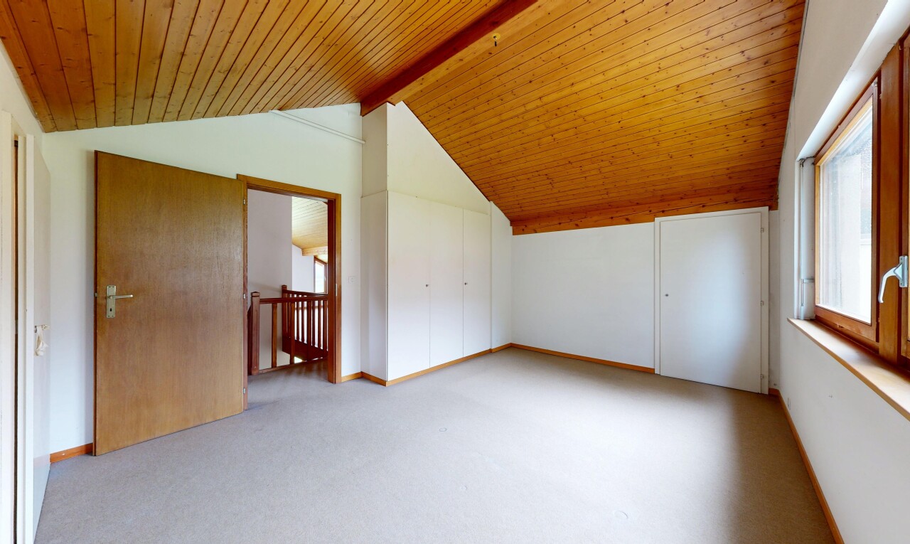 pièce vide avec wood ceiling, plafond en bois, carpet, moquette, et drywall
