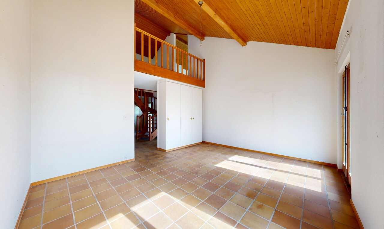 pièce vide avec beamed ceiling, plafond à poutres, inside property, drywall, et cloison sèche