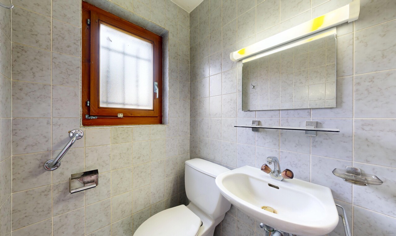 salle de bains avec miroir, toilette, inside property, lumière naturelle, et natural light