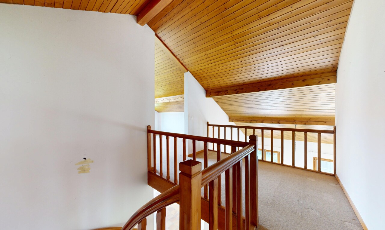 escaliers avec plafond en bois, wood ceiling, plafond à poutres, beamed ceiling, et cloison sèche