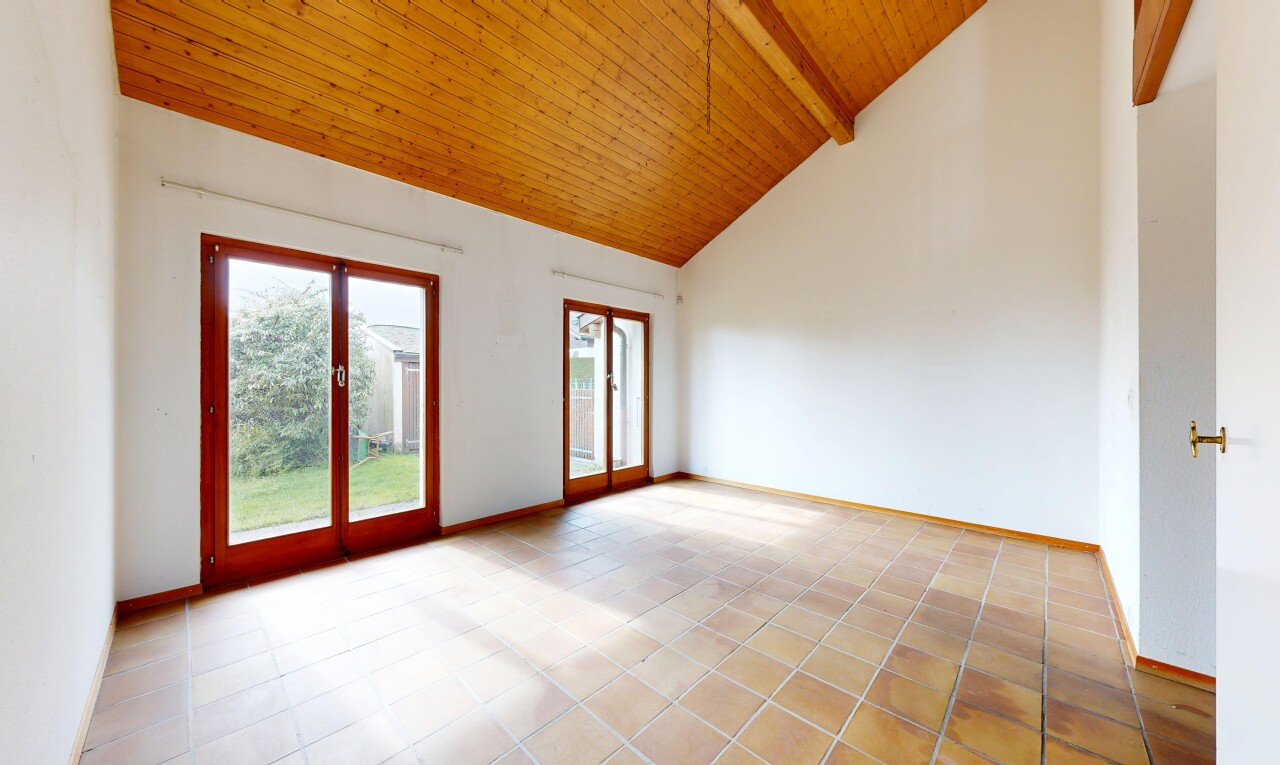 pièce vide avec plafond haut, high ceiling, cloison sèche, drywall, et lumière naturelle