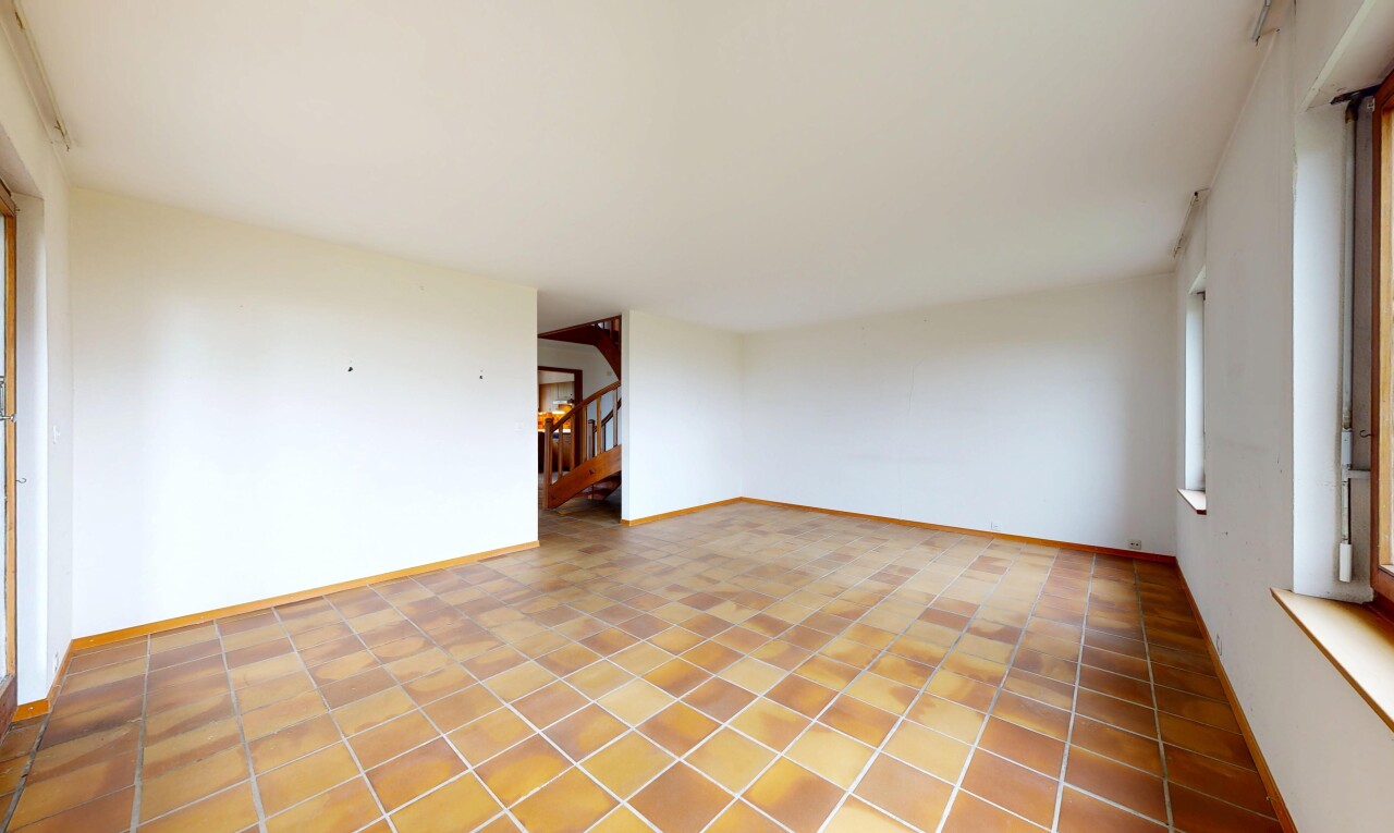 pièce vide avec escaliers, inside property, drywall, cloison sèche, et light floor