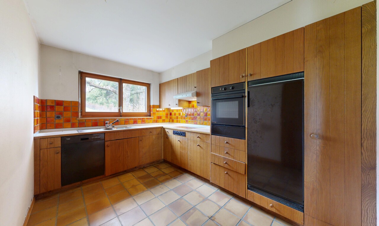 cuisine avec dosseret, backsplash, lave-vaisselle, inside property, et plans de travail