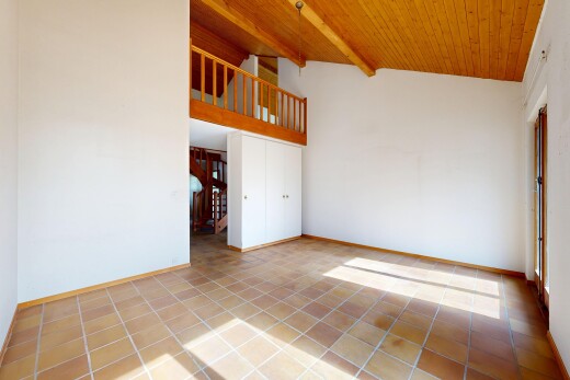 leerer raum mit beamed ceiling, balkendecke, inside property, drywall, und gipskartonwand