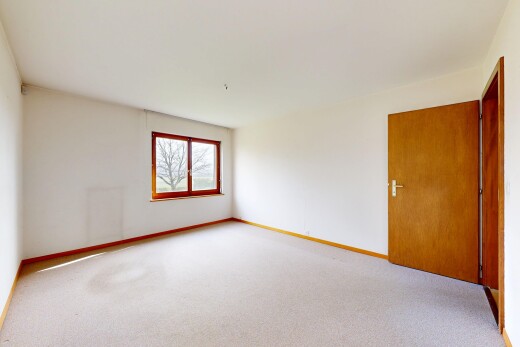leerer raum mit teppich, carpet, gipskartonwand, drywall, und natürliches licht