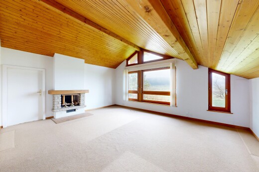 leerer raum mit gipskartonwand, drywall, inside property, kamin, und holzdecke