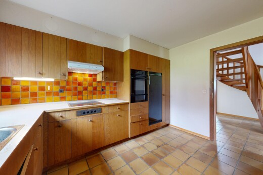 küche mit küchenrückwand beim herd, küchenrückwand beim Herd, light floor, arbeitsplatten, und light countertops