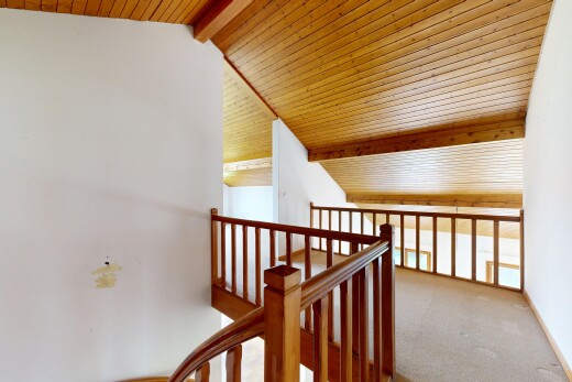 escaliers avec plafond en bois, wood ceiling, plafond à poutres, beamed ceiling, et cloison sèche