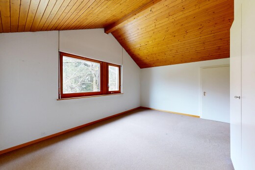 leerer raum mit teppich, carpet, dachschräge, vaulted ceiling, und holzdecke
