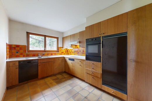 cuisine avec dosseret, backsplash, lave-vaisselle, inside property, et plans de travail