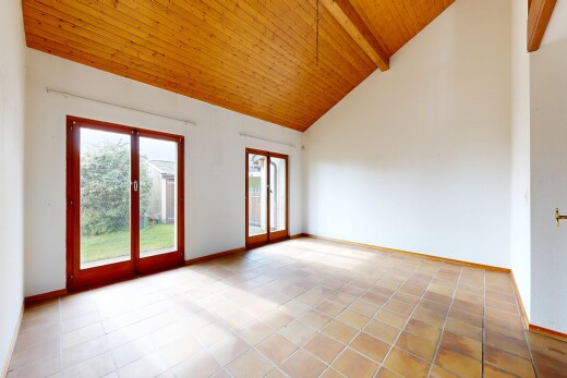 pièce vide avec plafond haut, high ceiling, cloison sèche, drywall, et lumière naturelle
